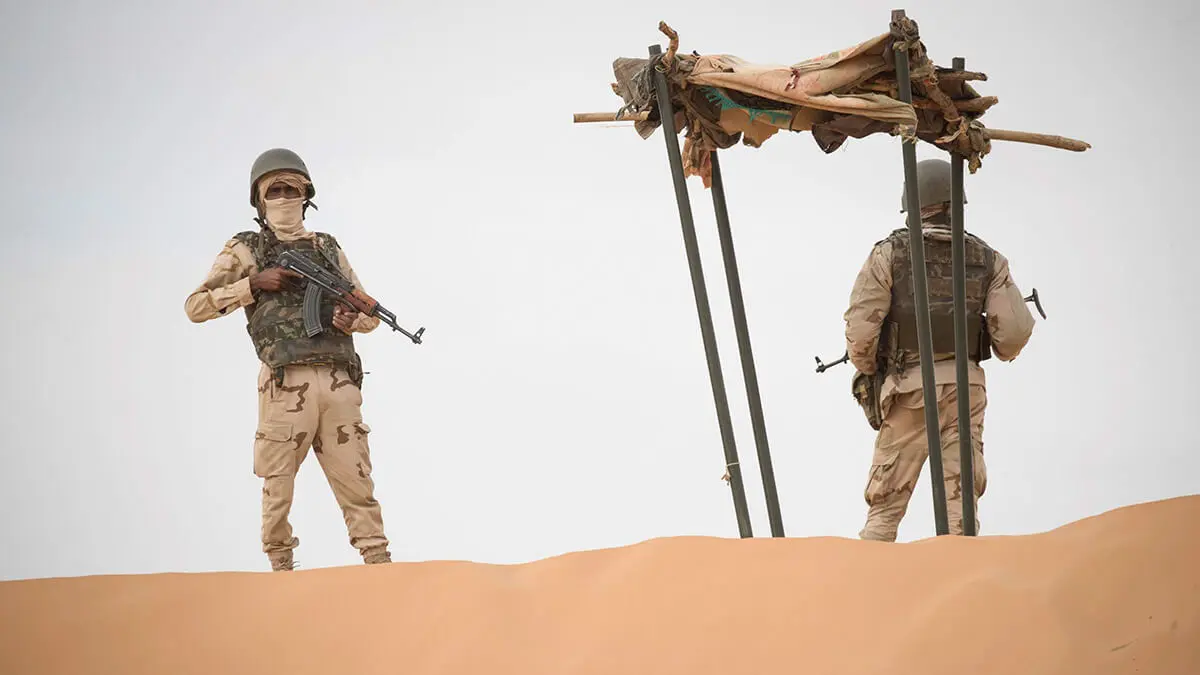 AFP/ THOMAS SAMSON - Soldados mauritanos hacen guardia en un puesto de mando de la fuerza de tarea G5 Sahel, en el sureste de Mauritania, cerca de la frontera con Mali