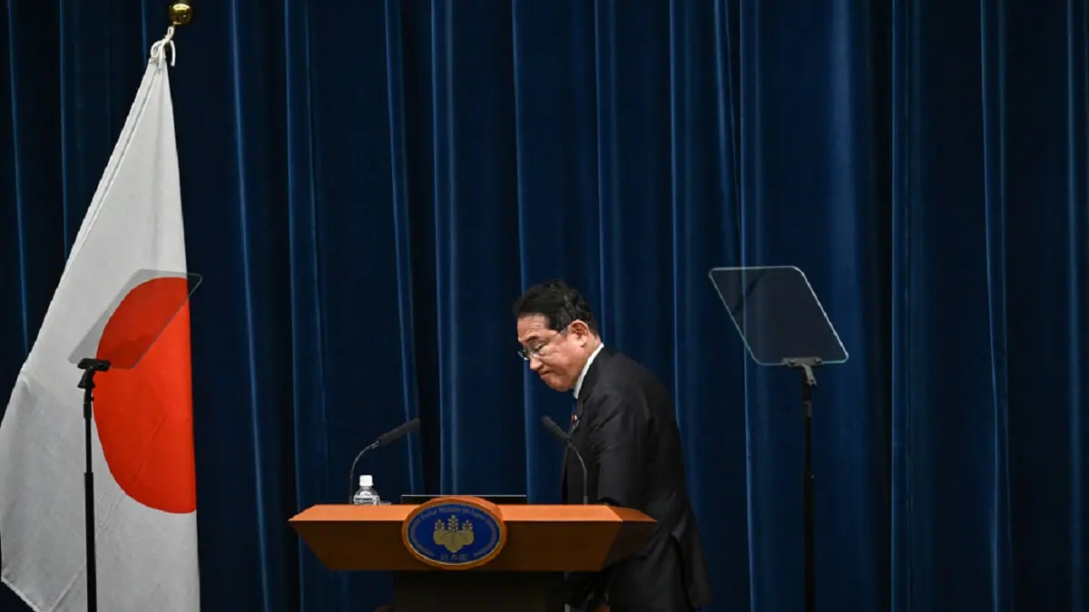 El primer ministro de Japón, Fumio Kishida, se prepara para salir al final de una rueda de prensa en la oficina del primer ministro en Tokio el 14 de agosto de 2024. Kishida confirmó el 14 de agosto que no se presentará a la reelección al frente de su partido el mes que viene, lo que supone el fin de su cargo de primer ministro – PHOTO/Philip FONG/POOL/AFP