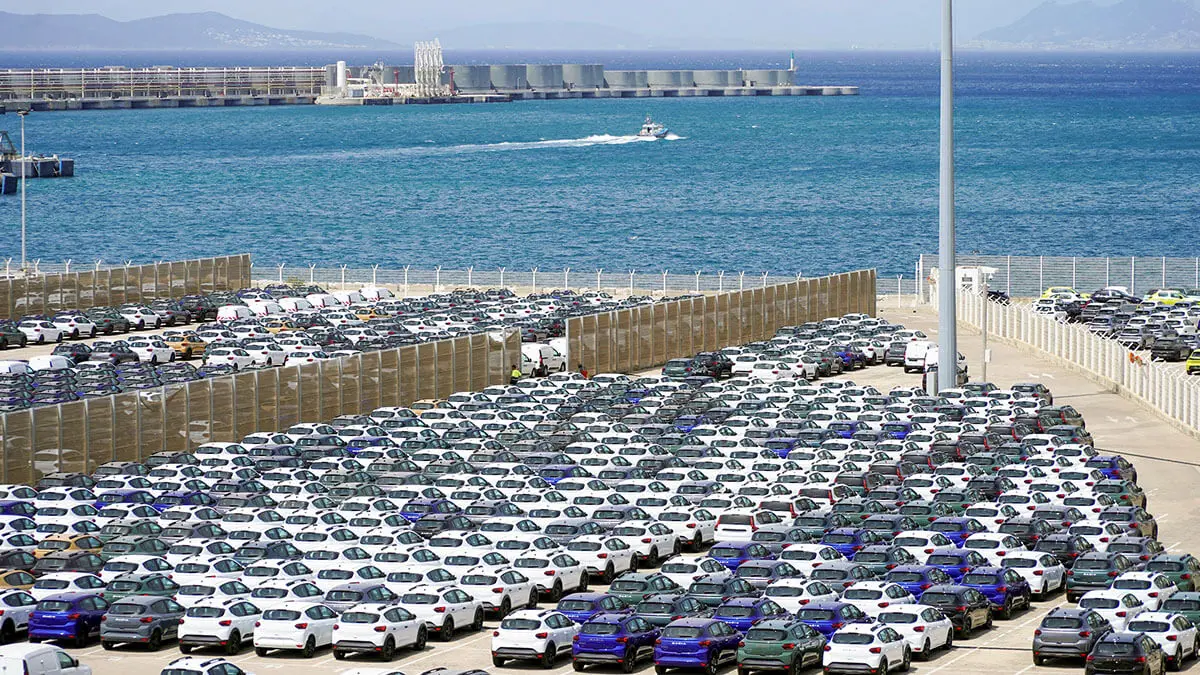 Automóviles fabricados en Marruecos y destinados a la exportación esperan ser embarcados en el puerto de Tanger Med - REUTERS/ ABDELHAK BALHAKI