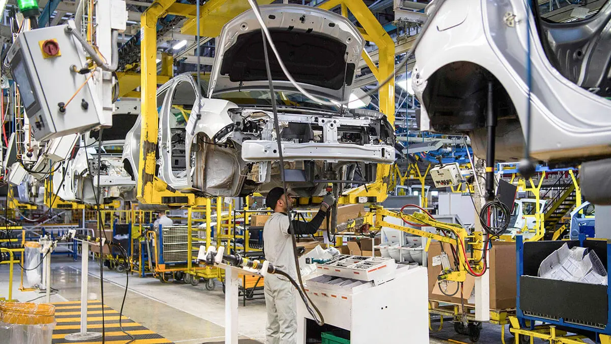 Un empleado de fábrica trabaja en una línea de ensamblaje de automóviles en la planta de ensamblaje de automóviles Renault-Nissan Tanger en Melloussa, al este de la ciudad portuaria de Tánger - AFP/FADEL SENNA