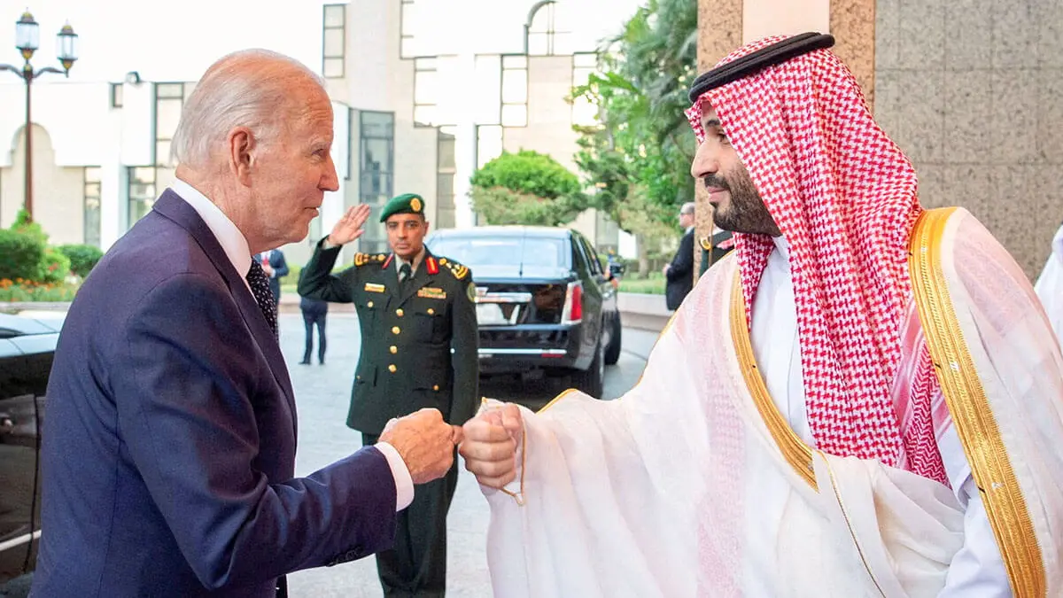 El príncipe heredero saudí Mohammed bin Salman choca el puño con el presidente estadounidense Joe Biden a su llegada al Palacio Al Salman, en Yeddah, Arabia Saudita, el 15 de julio de 2022 - CASA REAL SAUDI/BANDAR ALGALOUD via REUTERS