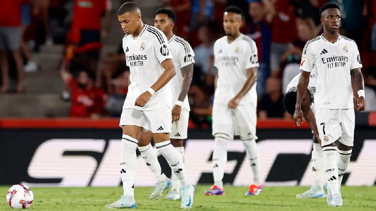 El delantero francés del Real Madrid Kylian Mbappe (Izquierda) y sus compañeros de equipo reaccionan durante el partido de fútbol de la liga española entre el RCD Mallorca y el Real Madrid CF en el estadio Mallorca Son Moix en Palma de Mallorca el 18 de agosto de 2024 – PHOTO/OSCAR DEL POZO/AFP