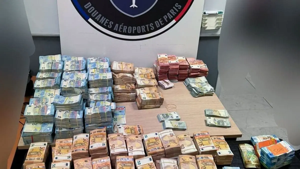 Dos viajeros argelinos procedentes de Argel fueron detenidos el domingo 18 de agosto, en el aeropuerto Roissy Charles-de-Gaulle (París) con una maleta que contenía 2,4 millones de euros - PHOTO/REDES SOCIALES