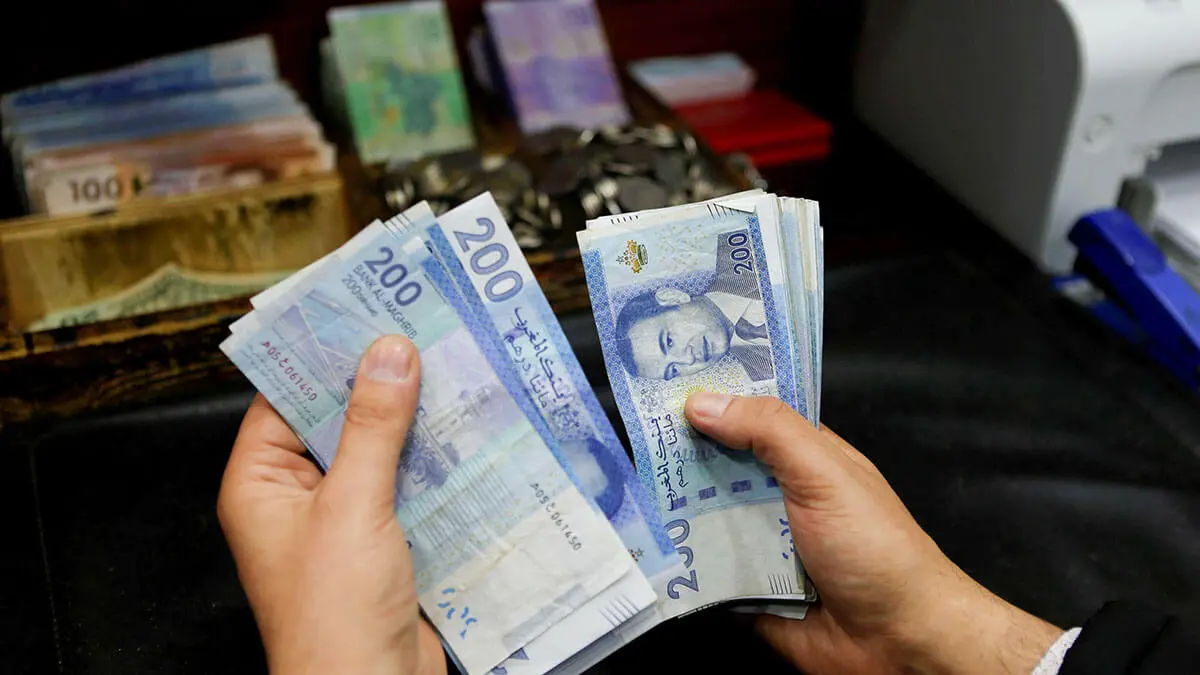 Dirhams marroquíes en una casa de cambio en Rabat - REUTERS/YOUSSEF BOULLAL