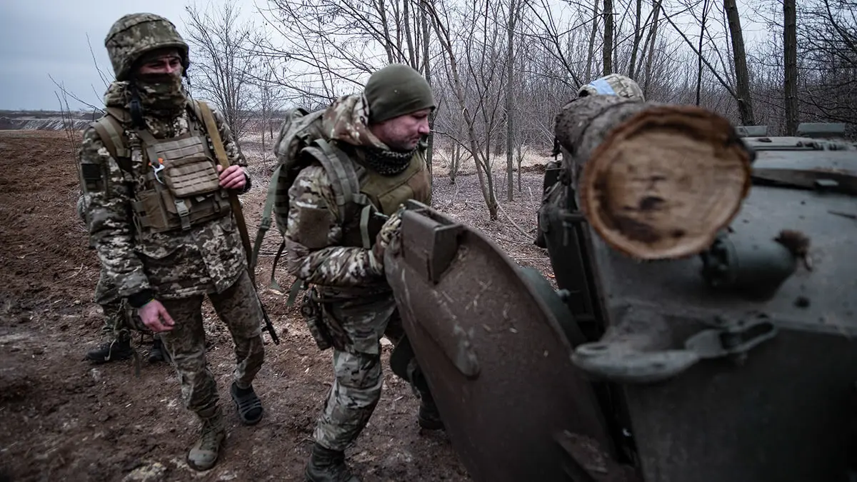 Soldados de infantería de la 22 Brigada Mecanizada trabajan en el frente de Dombás antes de ser desplegados en Sumy - PHOTO/MARÍA SENOVILLA