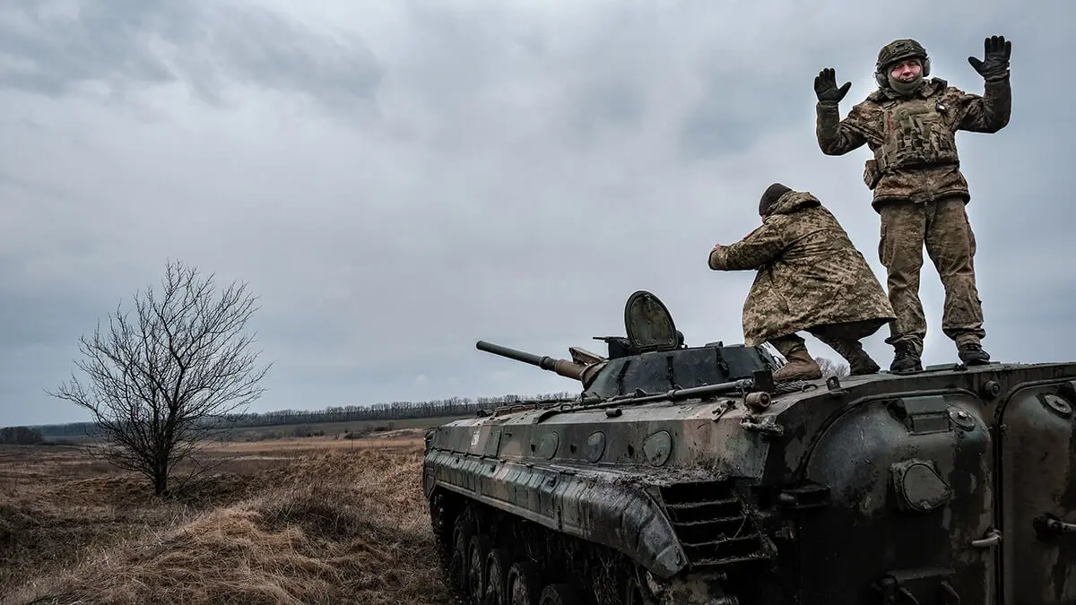 Un instructor ucraniano de la 22 Brigada Mecanizada del Ejército de Ucrania instruye a los soldados que están participando ahora en la invasión de Kursk - PHOTO/MARÍA SENOVILLA/BMP 