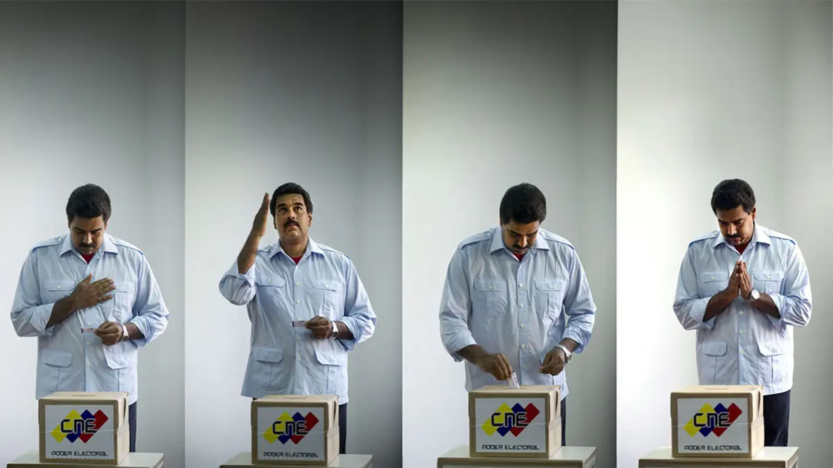 <p>Esta combinación muestra al presidente venezolano Nicolás Maduro haciendo un gesto y votando en Caracas - AFP/RAUL ARBOLEDA</p>