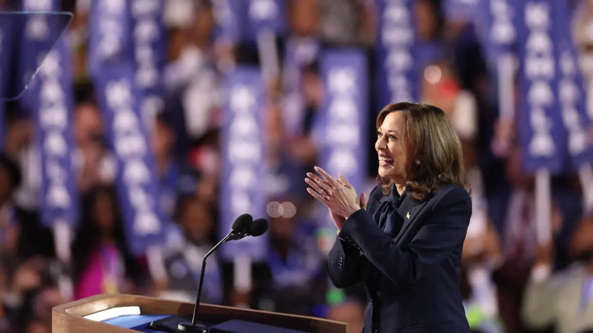 La vicepresidenta de Estados Unidos y candidata presidencial demócrata para 2024, Kamala Harris, llega para hablar en el cuarto y último día de la Convención Nacional Demócrata - CHARLY TRIBALLEAU / AFP