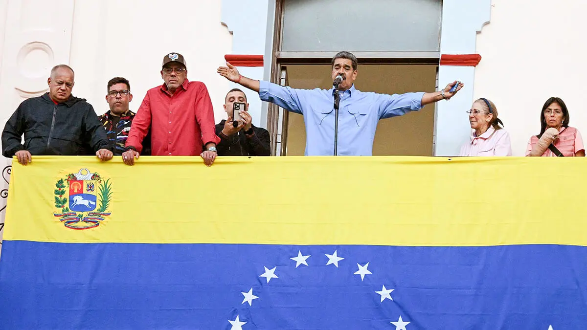 El presidente venezolano, Nicolás Maduro, junto a la primera dama, Cilia Flores, la vicepresidenta, Delcy Rodríguez, el diputado venezolano Diosdado Cabello, y el presidente de la Asamblea Nacional, Jorge Rodríguez, durante un mitin en el palacio presidencial de Miraflores - AFP/ RAUL ARBOLEDA