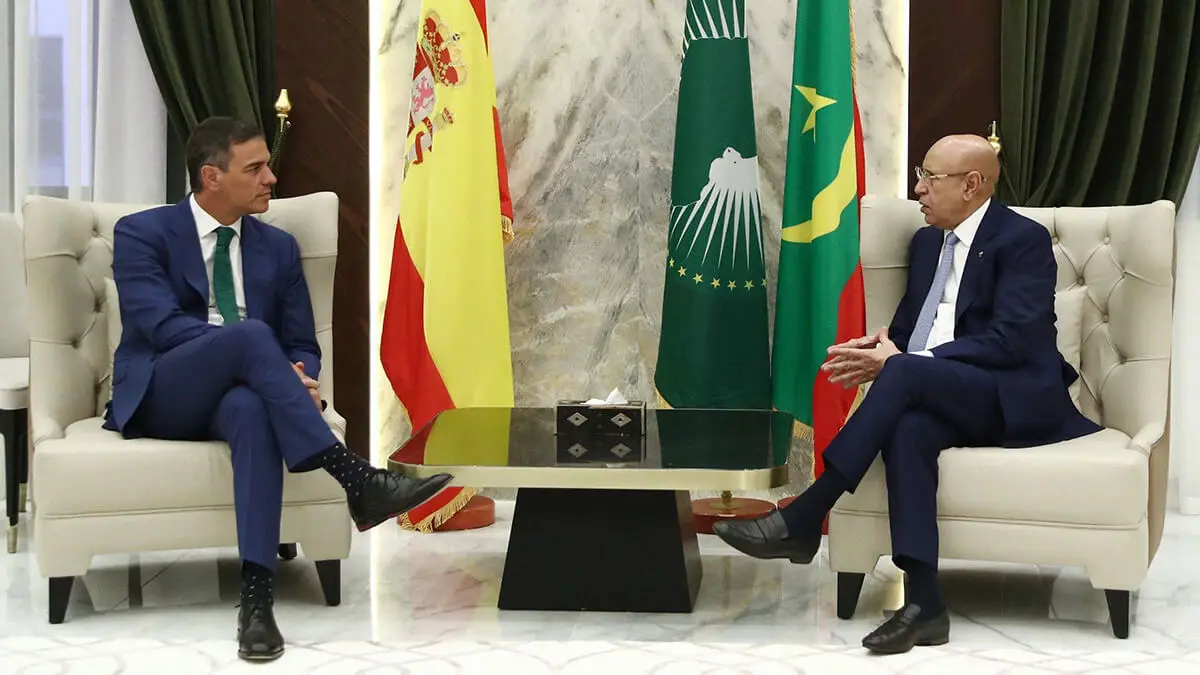 El presidente de Mauritania, Mohamed Ould Cheikh Ghazouani (derecha), habla con el presidente español, Pedro Sánchez, durante su visita a Nouakchott - PHOTO/ LA MONCLOA