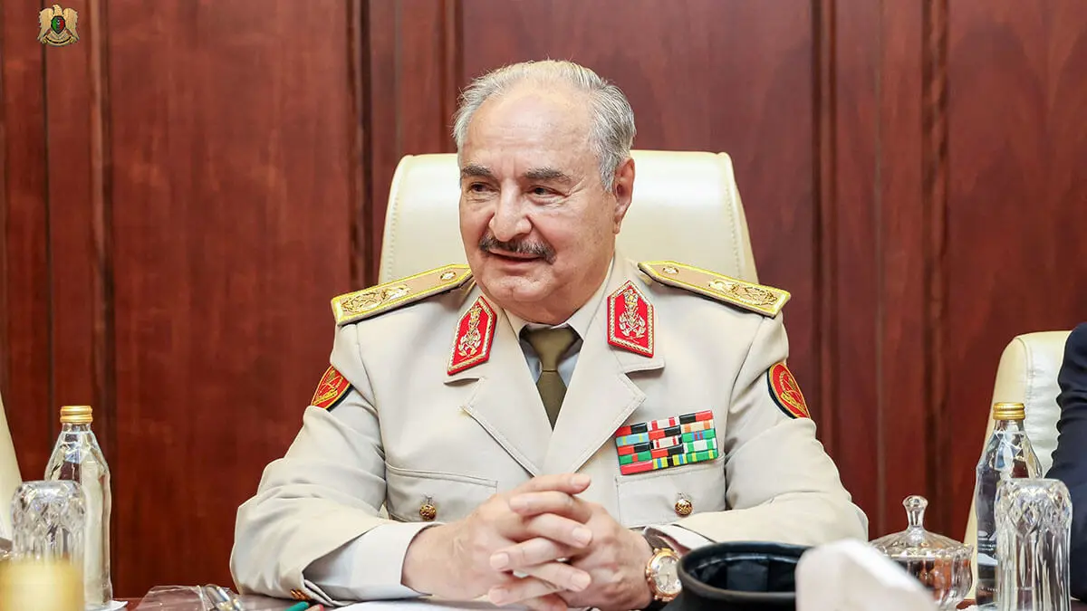 El comandante del Ejército Nacional de Libia, Khalifa Haftar, en una reunión con el general Michael Langley - PHOTO/EJÉRCITO NACIONAL LIBIO vía REUTERS