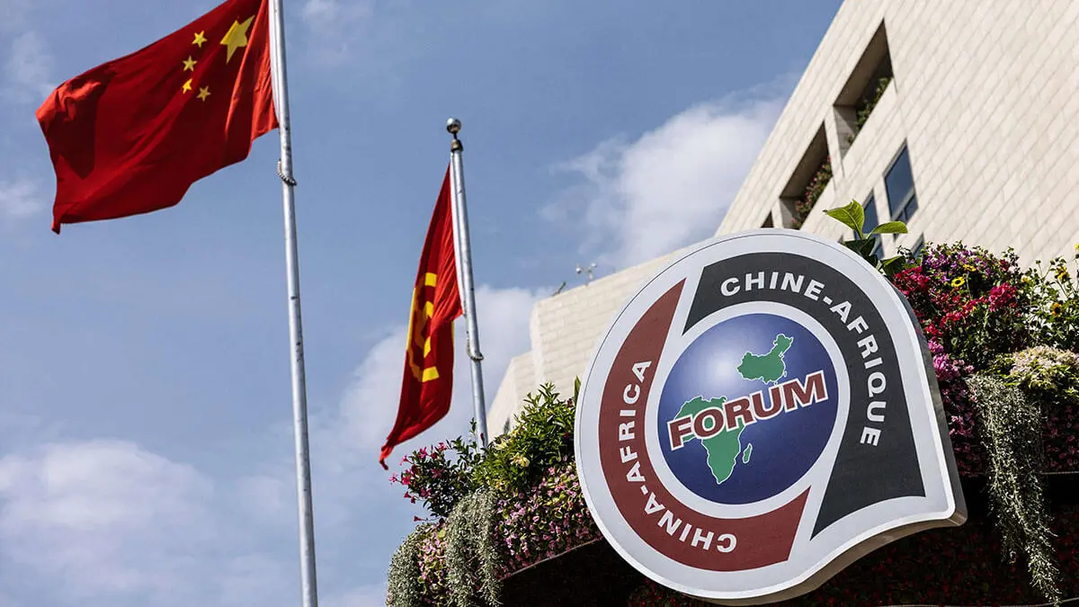 Cartel de la Cumbre de 2024 del Foro de Cooperación China-África (FOCAC) se muestra en una instalación de flores cerca de una bandera nacional china en Beijing, China, el 28 de agosto de 2024 - REUTERS/ TINGSHU WANG