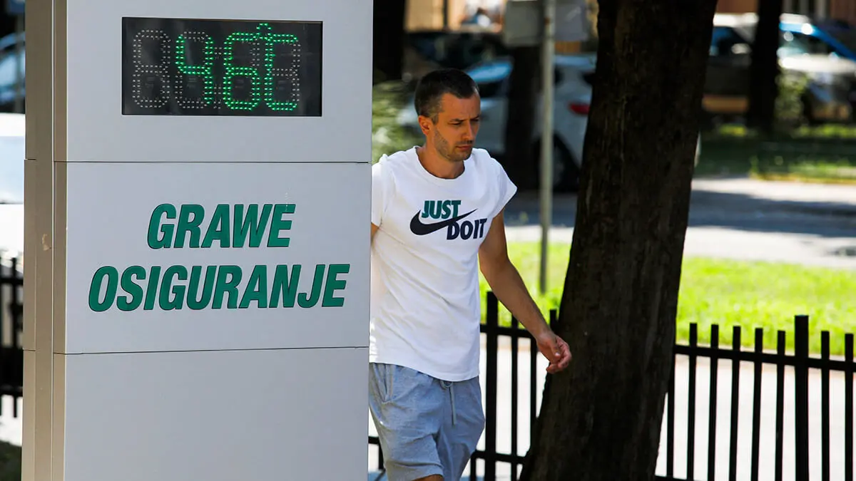 <p>Un hombre pasa junto a un termómetro que marca 46 grados centígrados en el centro de Podgorica, Montenegro, el 16 de julio de 2024 - REUTERS/STEVO VASILJEVIC&nbsp;</p>
