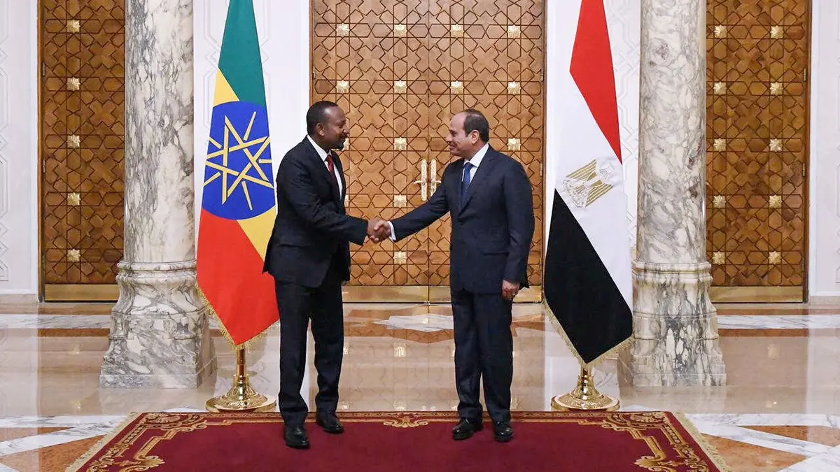 <p>El presidente egipcio Abdel Fattah al-Sisi estrecha la mano del primer ministro etíope Abiy Ahmed después de su reunión para discutir la crisis de Sudán y la presa etíope, en el palacio presidencial Ittihadiya en El Cairo, Egipto, 13 de julio de 2023 - PHOTO/ PRESIDENCIA EGIPCIA vía REUTERS </p>