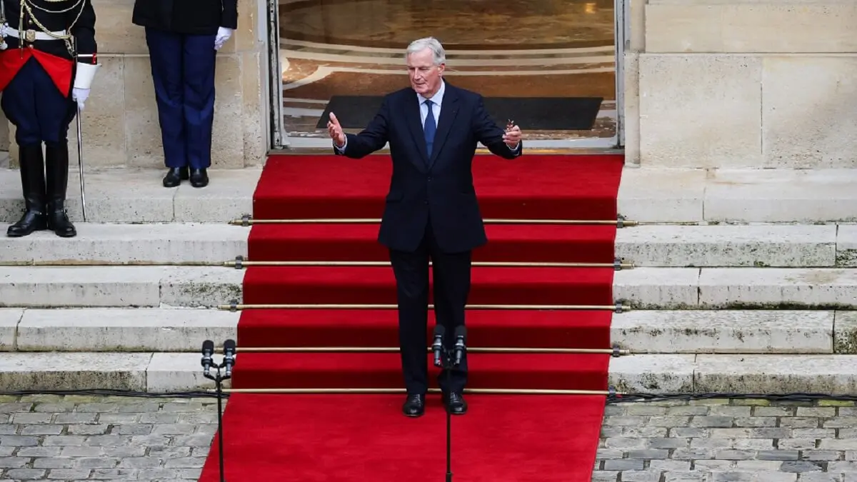 El recién nombrado primer ministro de Francia, Michel Barnier, gesticula durante la ceremonia de traspaso de poderes en el Hotel Matignon de París, el 5 de septiembre de 2024 – PHOTO/GEOFFROY VAN DER HASSELT/AFP