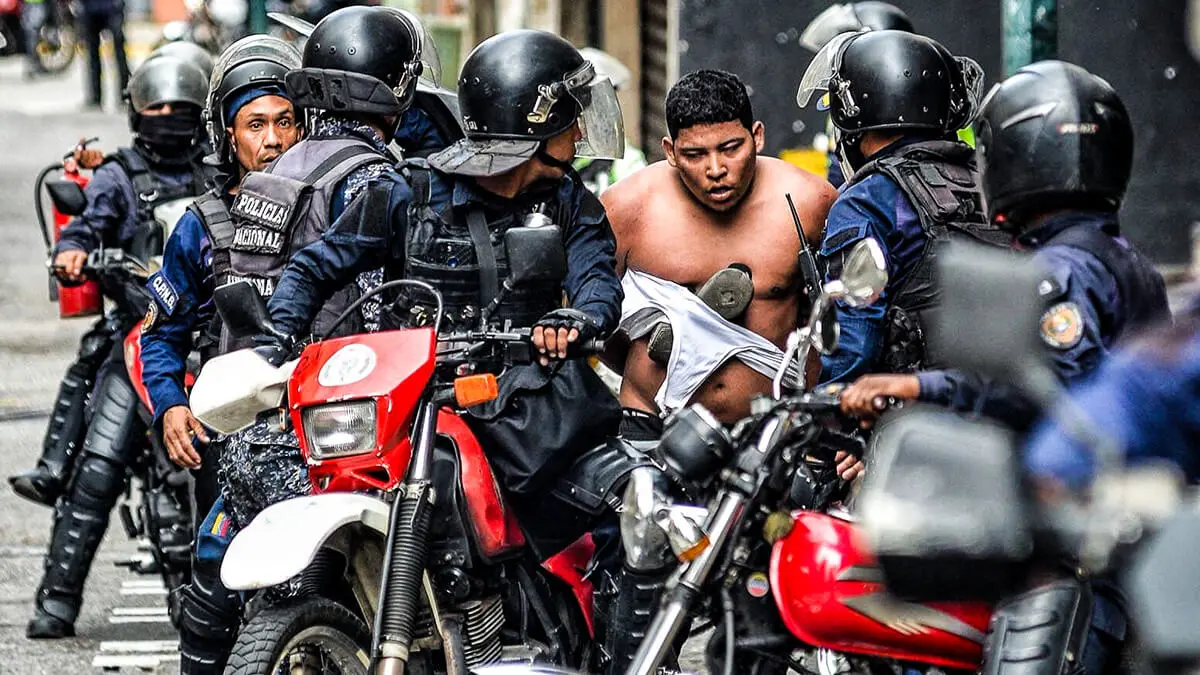 <p>Miembros del escuadrón antidisturbios de la Policía Nacional Bolivariana arrestan a un opositor al presidente venezolano Nicolás Maduro que participaba en una manifestación, en el barrio de Chacao en Caracas el 30 de julio de 2024 - AFP/JUAN CALERO </p>