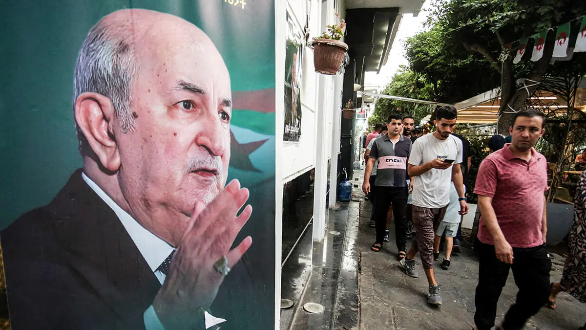 Un cartel electoral del presidente de Argelia, Abdelmadjid Tebboune - REUTERS/RAMZI BOUINA