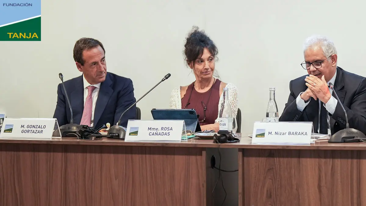 <p>Gonzalo Gortázar, Rosa Cañadas y Nízar Baraka, en el evento “Diálogos de vecindad en un mundo global” de la Fundación Tanja celebrado en Casablanca - PHOTO/FUNDACIÓN TANJA </p>