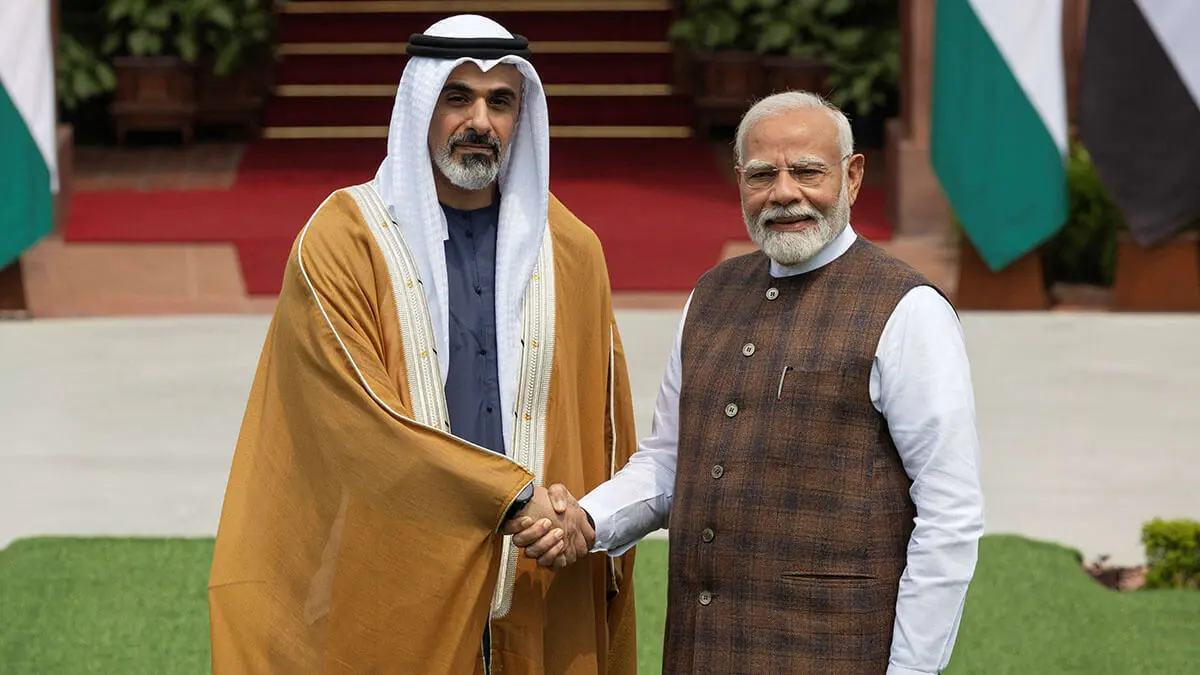 <p>El príncipe heredero de Abu Dabi, el jeque Khaled bin Mohamed bin Zayed Al Nahyan, estrecha la mano del primer ministro de la India, Narendra Modi, antes de su reunión en la Casa de Hyderabad en Nueva Delhi, India, el 9 de septiembre de 2024 - REUTERS/ ADNAN ABIDI</p>
