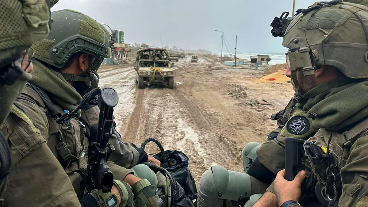 Esta fotografía difundida por el Ejército israelí muestra tropas sobre el terreno en el norte de la Franja de Gaza - PHOTO/ EJÉRCITO ISRAELÍ