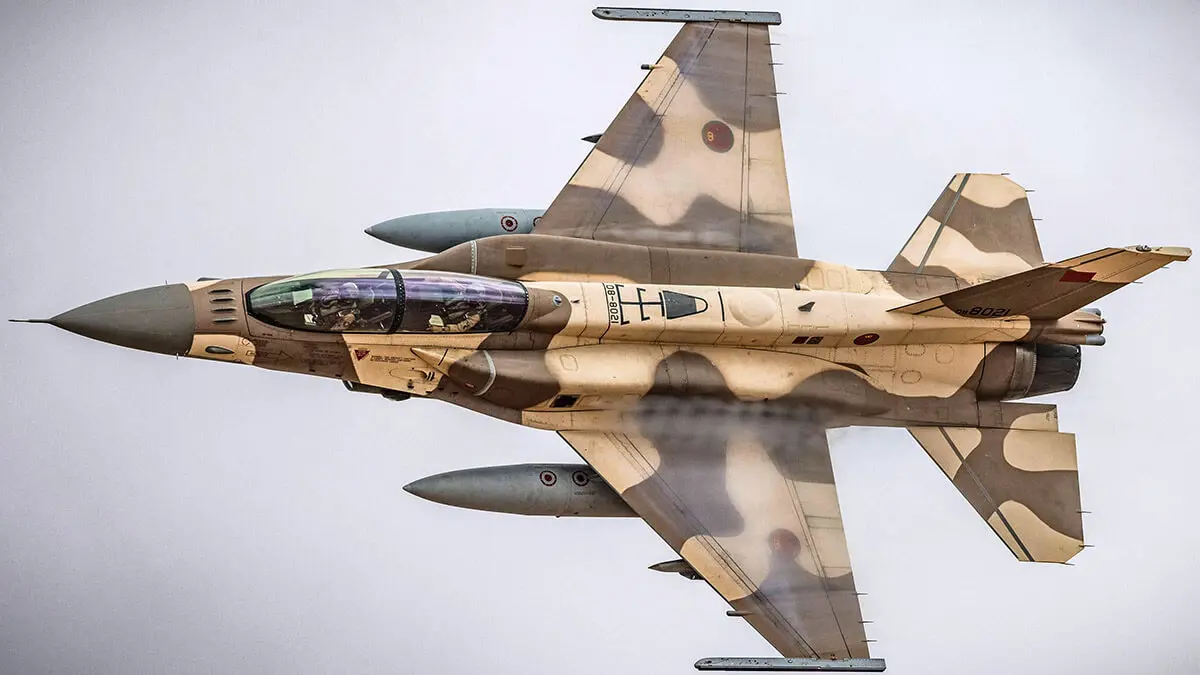 Un avión de combate F-16 Fighting Falcon de la Real Fuerza Aérea de Marruecos sobrevuela durante el ejercicio militar African Lion en la región de Tan-Tan, en el suroeste de Marruecos - AFP/FADEL SENNA