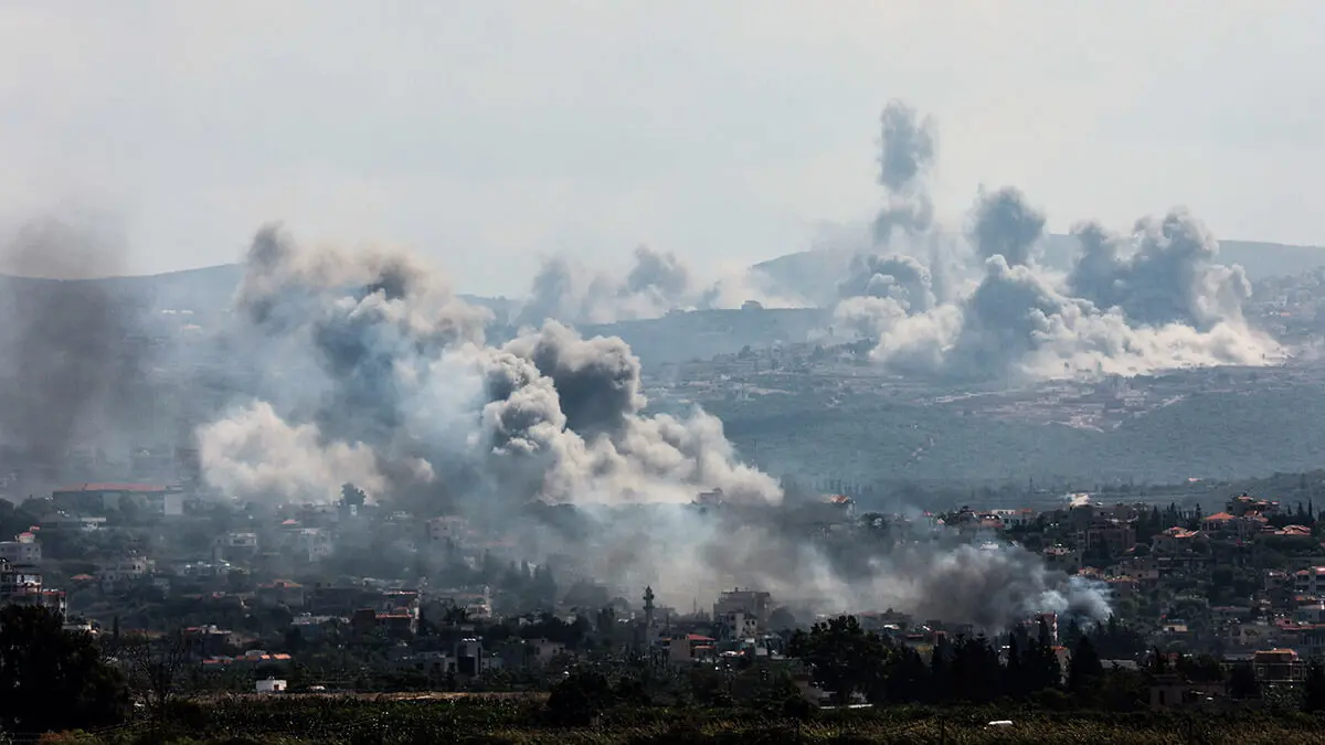 Columnas de humo se elevan sobre el sur del Líbano tras los ataques israelíes, en medio de las hostilidades transfronterizas en curso entre Hezbolá y las fuerzas israelíes - REUTERS/AZIZ TAHER