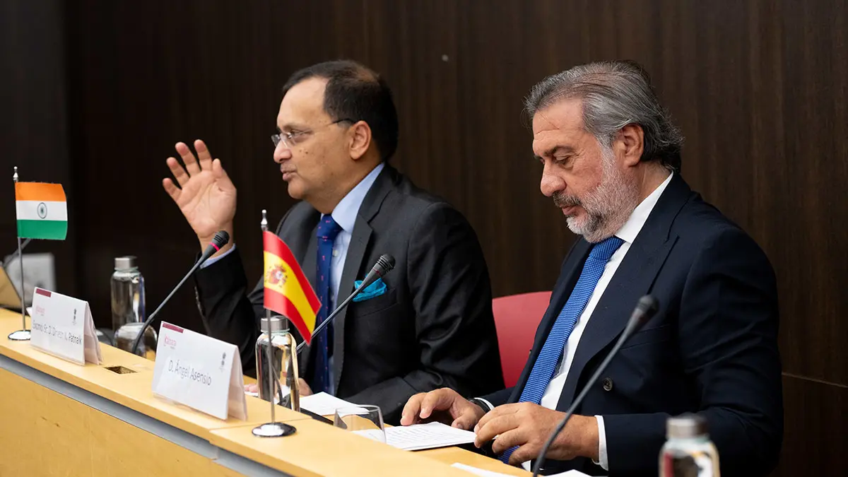 Ángel Asensio, Presidente de la Cámara Oficial de Comercio, Industria y Servicios de Madrid junto a Dinesh K. Patnaik, Embajador de la República de la India en el Reino de España - PHOTO/ GUILLERMO LÓPEZ