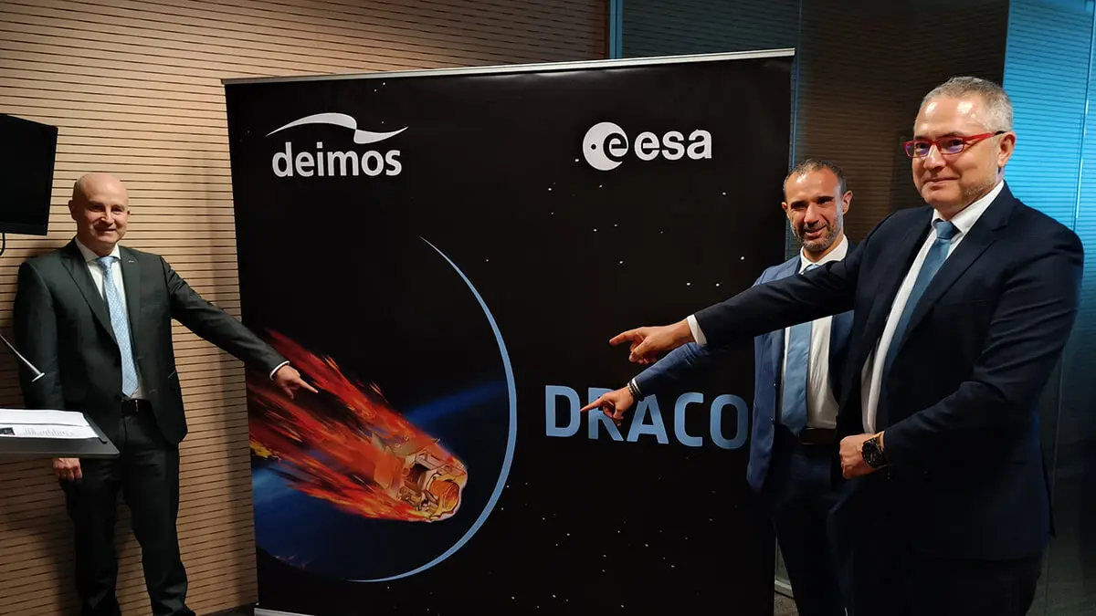 El jefe de Seguridad Espacial de la ESA, Holger Krag (izquierda), el director general de Deimos, Simone Centuori, y el director de la Agencia Espacial Española, Juan Carlos Cortés, señalan una representación de la autodestrucción de DRACO - PHOTO/JPons