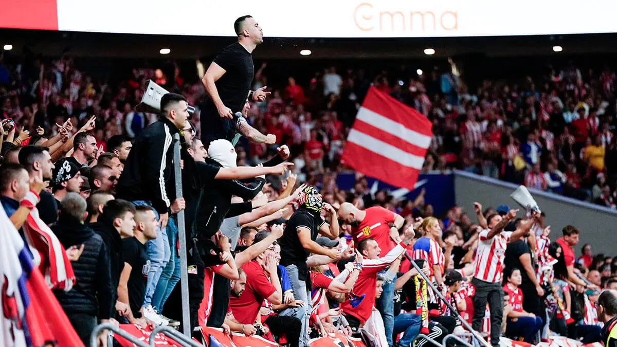 <p>Aficionados del Atlético de Madrid en las gradas mientras el juego se detiene debido a problemas con la multitud - REUTERS/ANA BELTRAN </p>