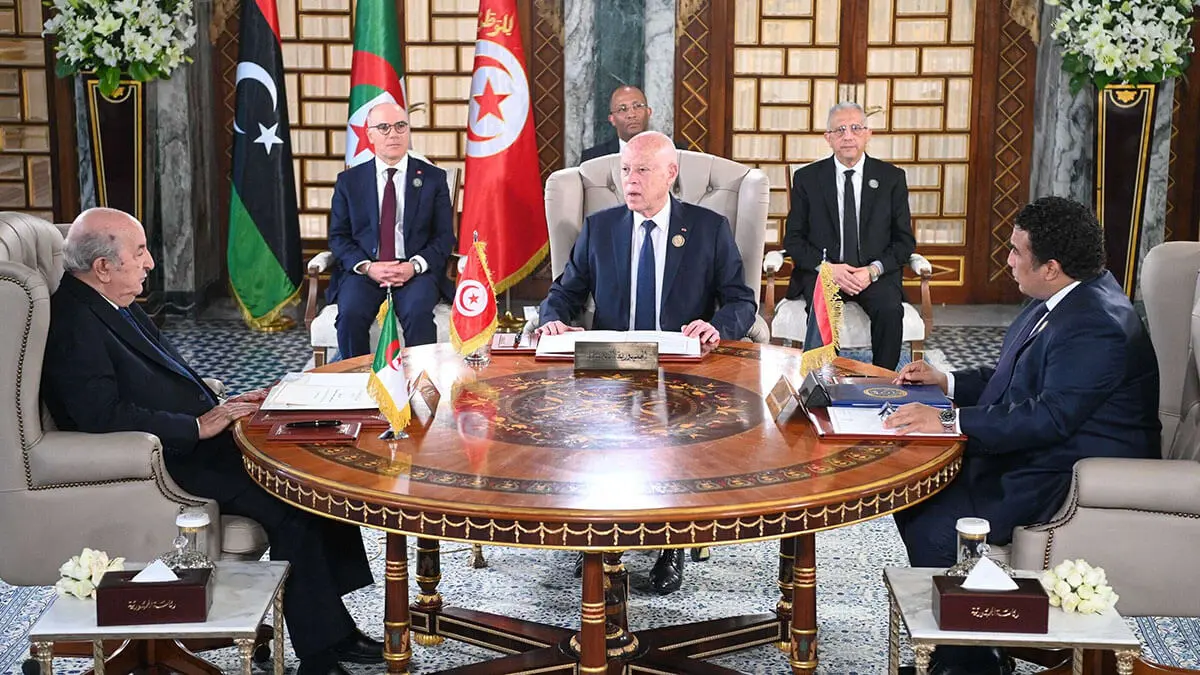El Presidente Kais Saied (C) organizando una minicumbre del Magreb junto al Presidente de Argelia, Abdelmadjid Tebboune (I) y el Presidente del Consejo Presidencial Libio con sede en Trípoli, Mohamed al-Menfi, en Túnez el 22 de abril de 2024 - PHOTO/ SERVICIO DE PRENSA DE LA PRESIDENCIA DE TÚNEZ