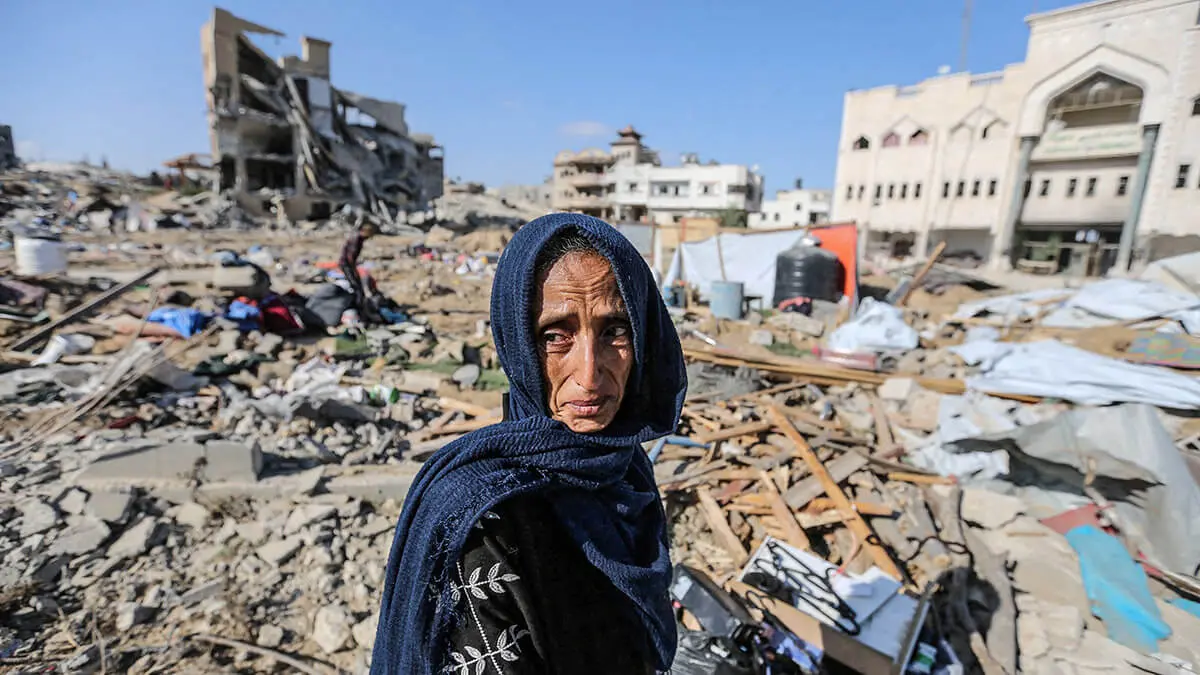 Una mujer palestina entre los escombros, mientras los palestinos regresan al lado oriental de Khan Younis después de que las fuerzas israelíes se retiraran del área luego de una redada - REUTERS/ HATEM KHALED