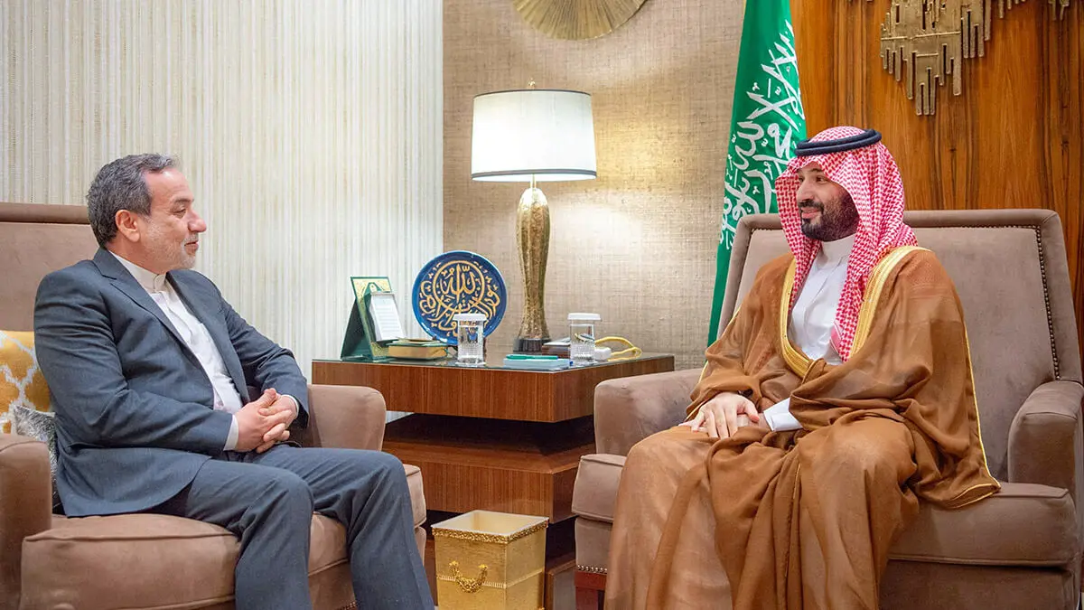 El príncipe heredero saudí Mohammed bin Salman recibe al ministro de Asuntos Exteriores de Irán, Abbas Araqchi, en Riad, Arabia Saudita, el 9 de octubre de 2024 - PHOTO/ AGENCIA DE PRENSA SAUDITA via REUTERS