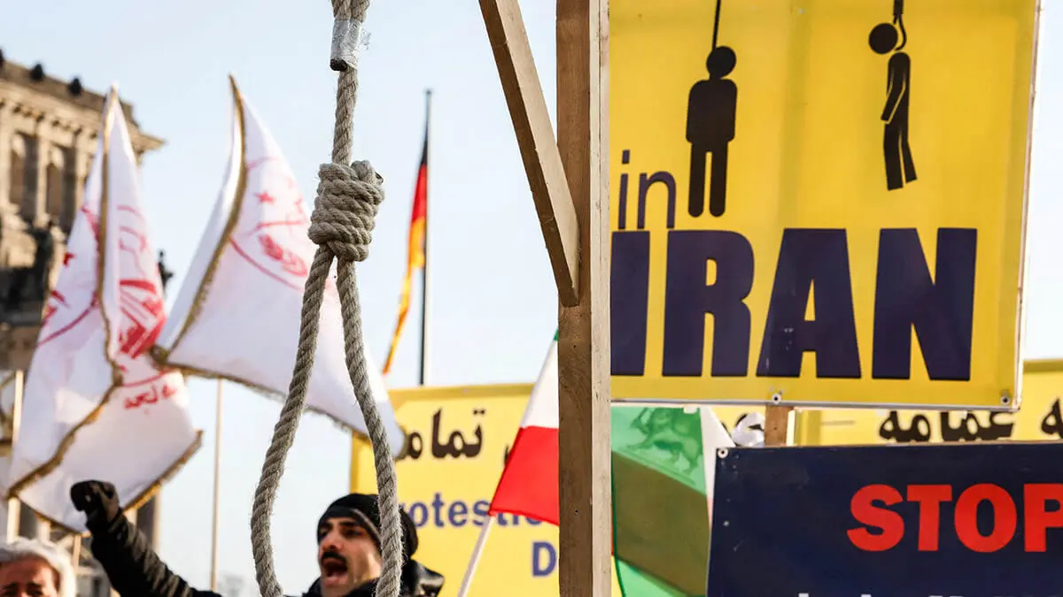 <p>Activistas de la Sociedad Iraní en el Exilio sostienen pancartas y horcas mientras se manifiestan en solidaridad con los manifestantes antigubernamentales en su país de origen, el 19 de enero de 2023 frente al edificio del Reichstag que alberga el Bundestag - AFP/ODD ANDERSEN </p>
