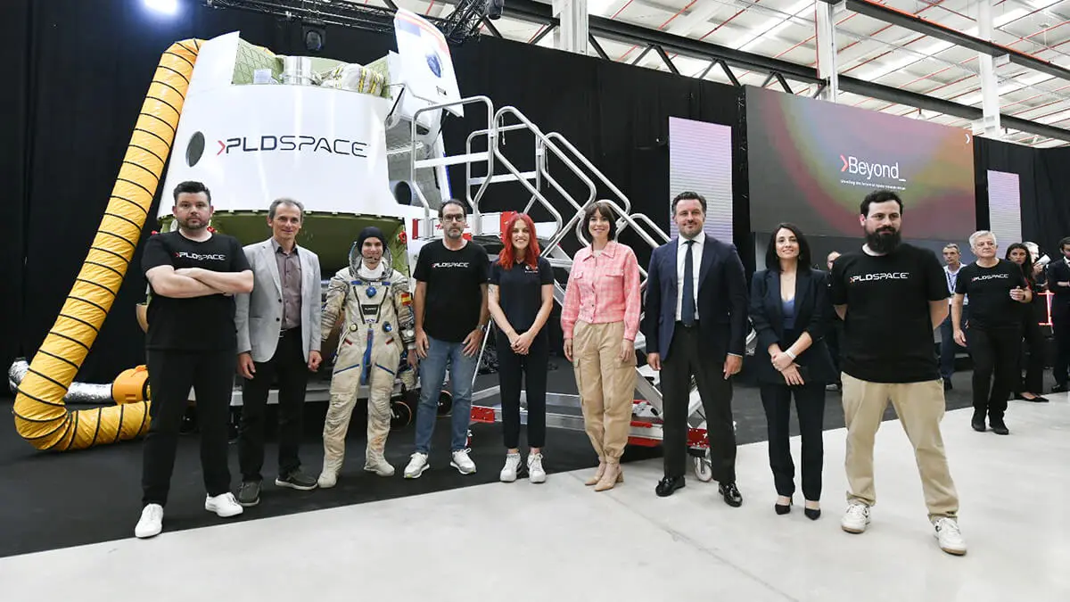 A la espectacular presentación de PLD en Elche acudió la ministra Diana Morant, con camisa rosa a cuadros. En la imagen posa delante del modelo de astronave Lince con los tres principales directivos de la compañía - PHOTO/PLD Space