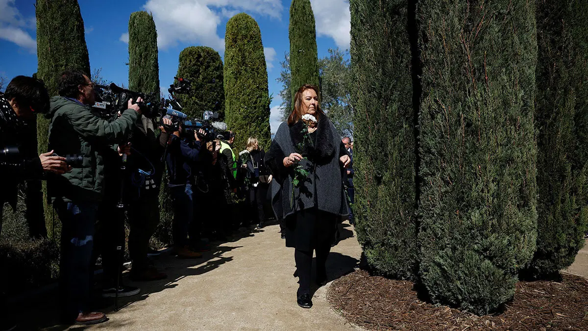 <p>Maite Araluce, presidenta de la Asociación de Víctimas del Terrorismo (AVT), sostiene una flor mientras rinde homenaje a las víctimas de los atentados del 11 de marzo de 2004 en los trenes, en el 20º aniversario, en el parque del Retiro en Madrid, España, el 11 de marzo de 2024 - REUTERS/JUAN MEDINA </p>