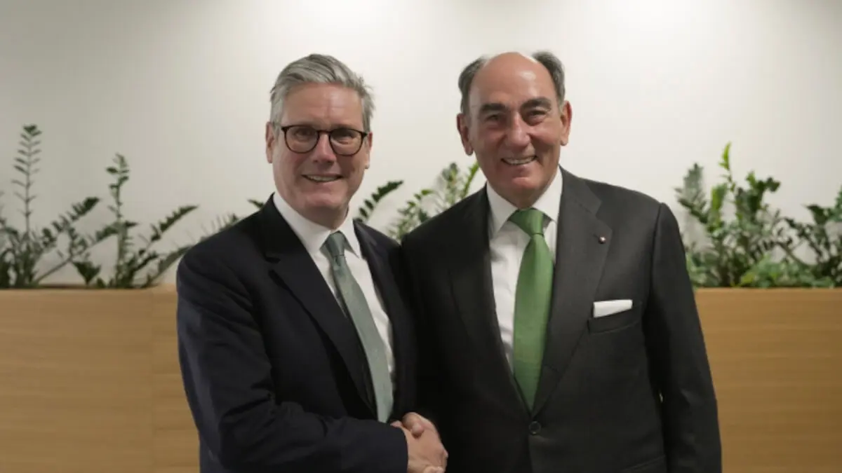 <p>Ignacio Galán, presidente de Iberdrola, junto al primer ministro británico, Keir Starmer, en la Cumbre Internacional de Inversión</p>