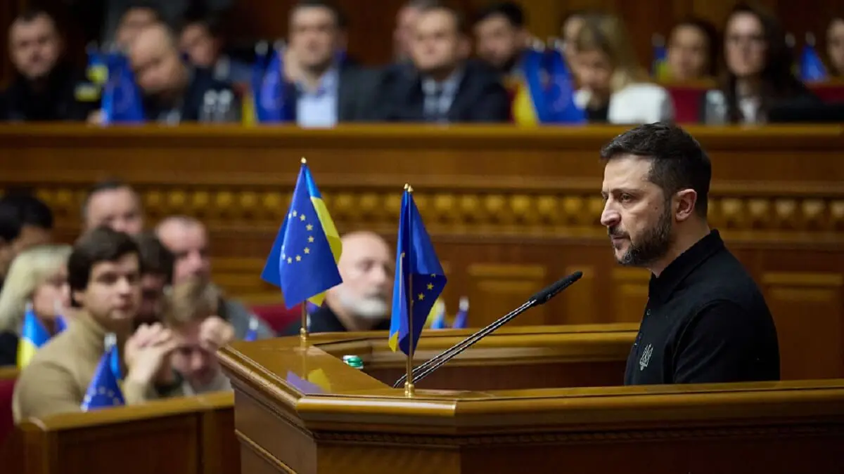 En esta fotografía tomada y difundida por el Servicio de Prensa Presidencial de Ucrania el 16 de octubre de 2024, el presidente de Ucrania, Volodimir Zelenski, se dirige a los miembros del Parlamento ucraniano en Kiev, en medio de la invasión rusa de Ucrania - AFP PHOTO/UKRAINIAN PRESIDENTIAL PRESS SERVICE