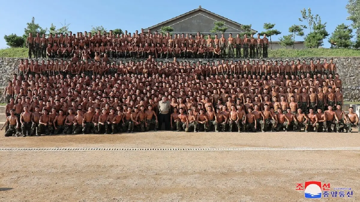 Esta foto tomada el 11 de septiembre de 2024 y publicada por la Agencia Central de Noticias de Corea del Norte (KCNA) a través de KNS el 13 de septiembre de 2024 muestra al líder de Corea del Norte, Kim Jong-un (C), posando para una foto con soldados durante una visita a la base de entrenamiento de las Fuerzas Armadas de operaciones especiales del Ejército Popular de Corea (KPA) en un lugar no revelado en Corea del Norte - PHOTO/AFP PHOTO/KCNA VIA KNS