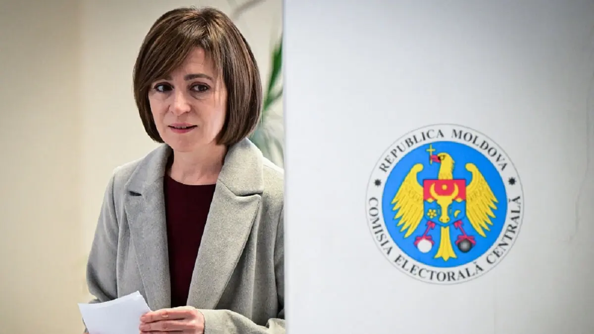 <p>La presidenta de Moldavia y candidata del Partido de Acción y Solidaridad (PAS), Maia Sandu, se prepara para depositar su voto en las elecciones presidenciales y el referéndum sobre la adhesión a la Unión Europea, en un colegio electoral de Chisinau el 20 de octubre de 2024 - PHOTO/Daniel MIHAILESCU/AFP</p>