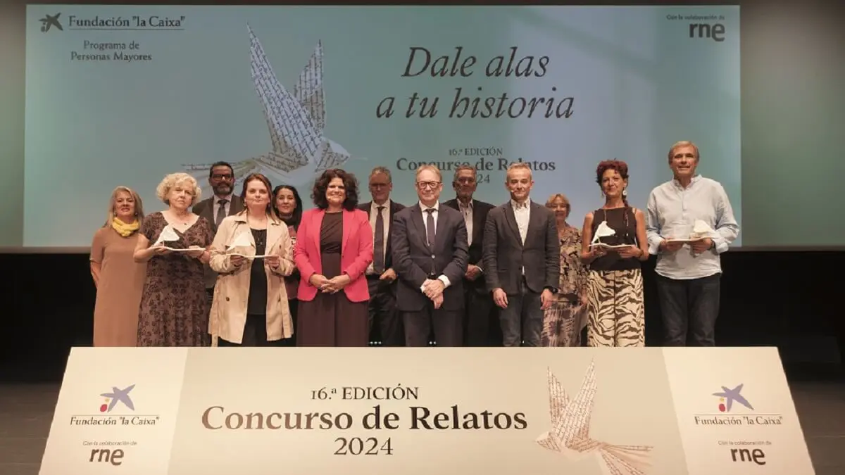 Marc Simón, subdirector general de la Fundación ”la Caixa”, y Rocío Barragán, directora general de Personas Mayores de la Junta de Andalucía, con los ganadores del XVI Concurso de Relatos Escritos por Personas Mayores - © Fundación "la Caixa"