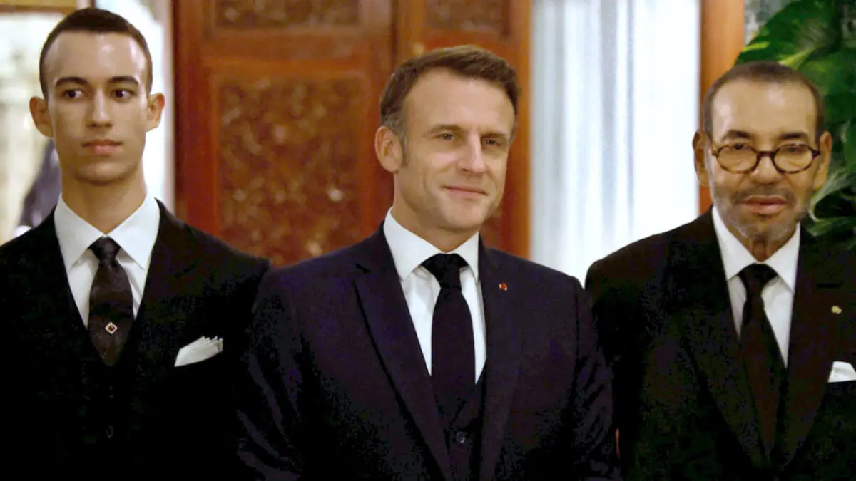 El rey de Marruecos, Mohamed VI, acompañado de su hijo el príncipe heredero, Moulay El Hassan (izq.) y el presidente de Francia, Emmanuel Macron, durante una reunión en la residencia del rey en la capital - PHOTO/ LUDOVIC MARIN / POOL / AFP