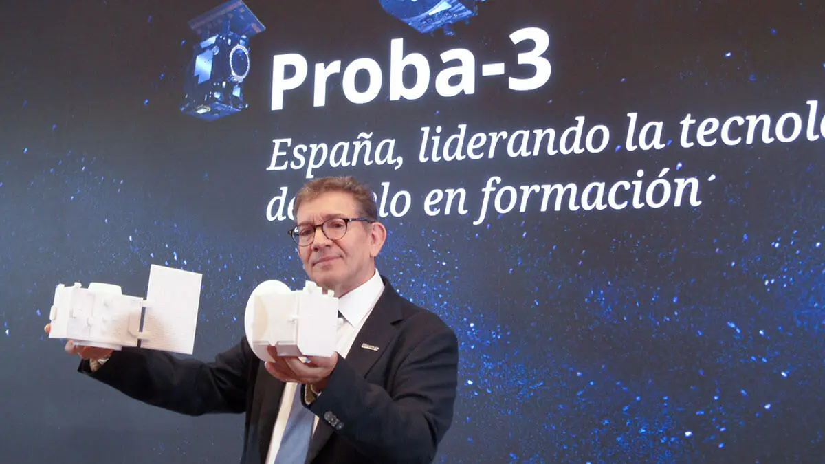 Diego Rodríguez, director de Espacio y Ciencia de Sener, muestra con satisfacción los modelos a escala 1:10 de Proba-3, el programa por el que empresa se ha convertido en el primer contratista principal español de satélites de la ESA - PHOTO/JPons