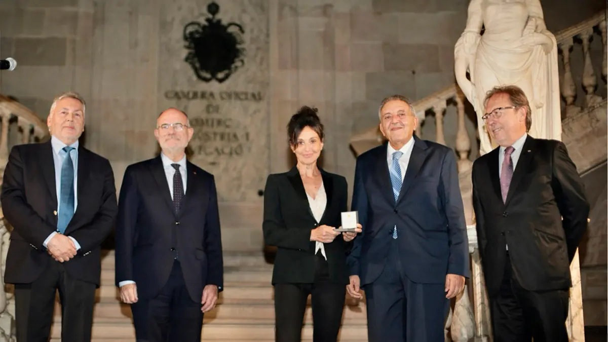 Rosa Cañadas, presidenta de la Fundación Tanja, recibe la Medalla del Mediterráneo de manos del presidente de ASACAME, Ahmed M. El Wakil - PHOTO/ASCAME