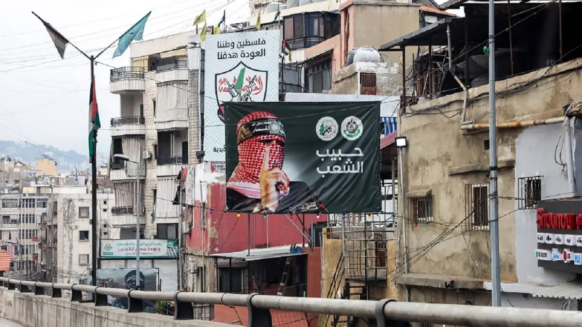 Un cartel que muestra a Abu Obeida, portavoz de las Brigadas Ezzedine Al Qassam de Hamás, en una calle del suburbio sur de Beirut, el 21 de junio de 2024 – PHOTO/ANWAR AMRO/AFP