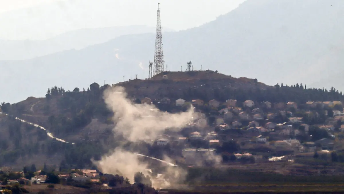 Esta imagen tomada desde la zona de Marjayoun, en el sur del Líbano, muestra humo procedente de un ataque con cohetes desde el Líbano en la ciudad israelí de Metula (al fondo), el 31 de octubre de 2024, en medio de la guerra entre Israel y Hezbolá – PHOTO/AFP