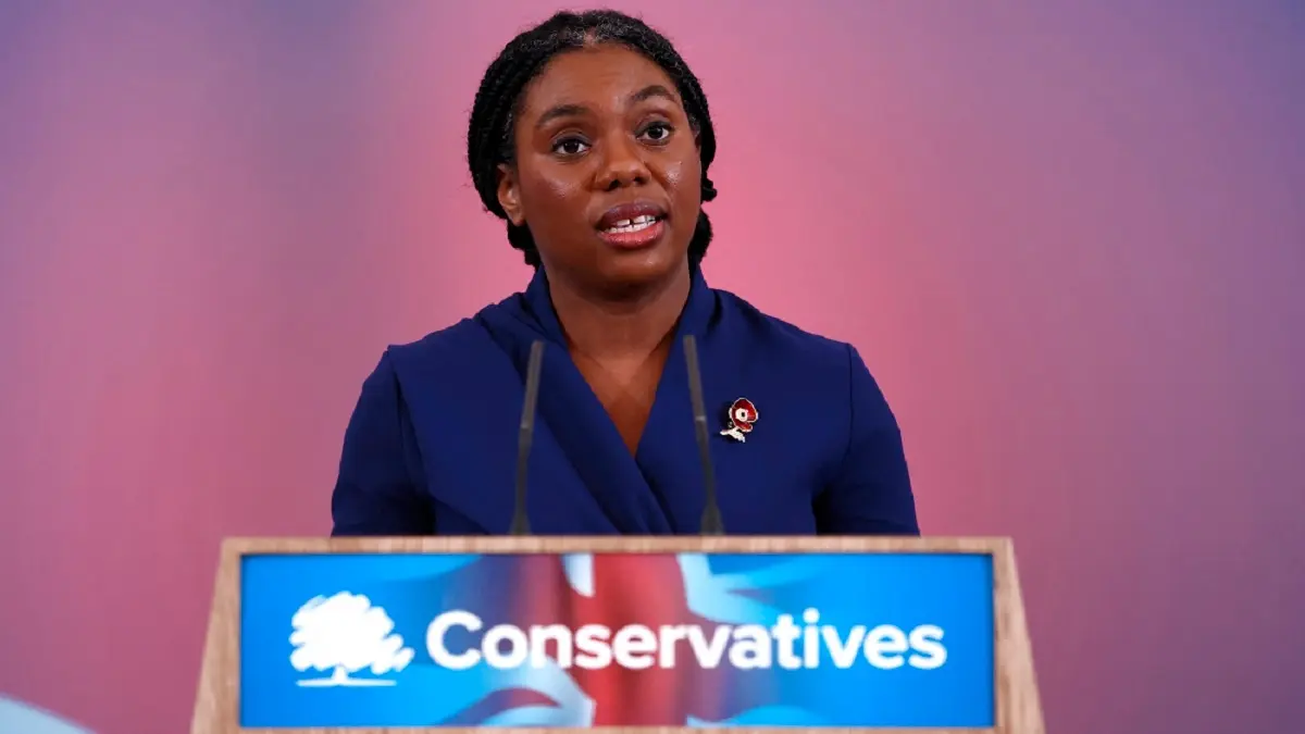 La nueva líder del principal partido conservador de la oposición británica, Kemi Badenoch, habla tras ser anunciada como su nueva líder, en Londres el 2 de noviembre de 2024. El Partido Conservador del Reino Unido anunció el sábado que Badenoch es su nueva líder, que ahora se enfrenta a la desalentadora tarea de reunificar un partido dividido y debilitado cuyo gobierno de 14 años terminó con la aplastante derrota electoral de julio – PHOTO/BENJAMIN CREMEL/AFP