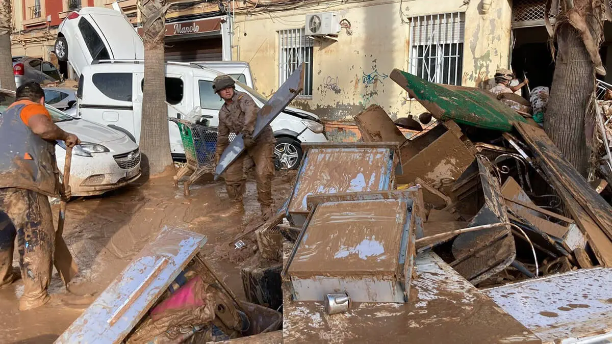 Las fuerzas del Ejército, Infantería de Marina y de la Escuadrilla de Zapadores Paracaidistas del Ejército del Aire ya están al pie de calle para ayudar a retirar escombros - PHOTO/MDE-Infantería de Marina
