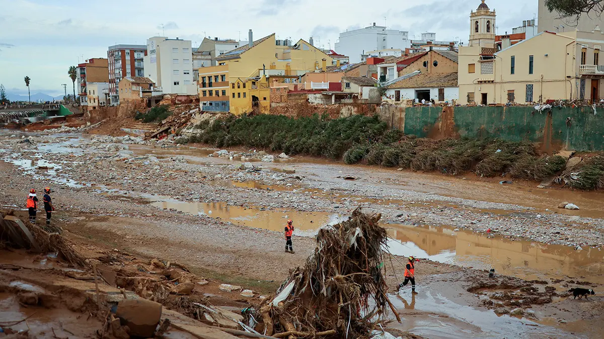 Los equipos de rescate caminan, tras las fuertes lluvias que provocaron inundaciones, en Paiporta, cerca de Valencia, España, el 1 de noviembre de 2024 - REUTERS/NACHO DOCE