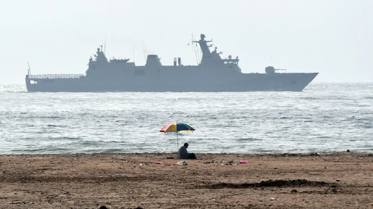<p>Un barco de la Marina marroquí patrulla cerca de la playa de Cap Spartel, en Tánger, el 3 de agosto de 2015. El rey saudí Salman ha llegado a Marruecos procedente del sur de Francia, como siempre había previsto, y no ha tenido ningún problema con las informaciones aparecidas en los medios sobre sus polémicas vacaciones en la Costa Azul, según ha informado una fuente oficial - AFP PHOTO/FADEL SENNA</p>