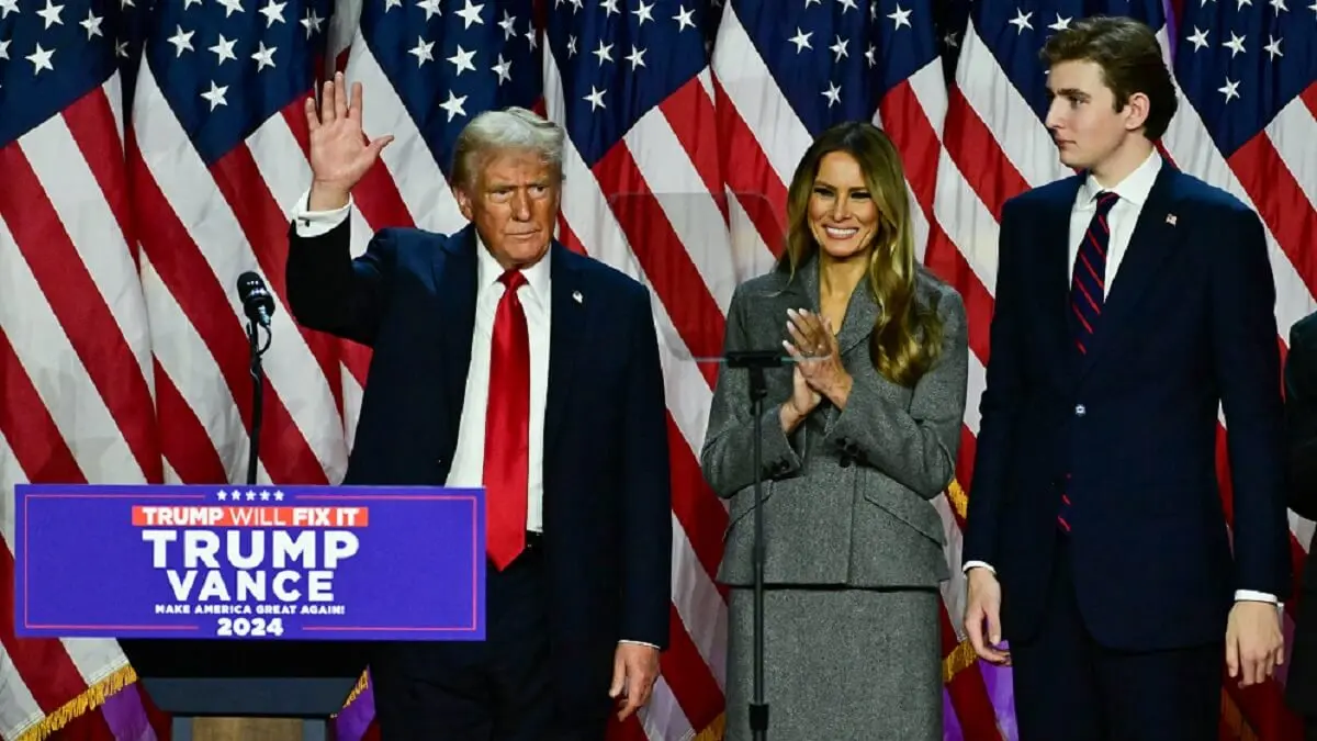 El candidato presidencial republicano Donald Trump, la ex primera dama estadounidense Melania Trump y Barron Trump salen al término de un acto de la noche electoral en el Centro de Convenciones de West Palm Beach, en West Palm Beach, Florida, a primera hora del 6 de noviembre de 2024 – PHOTO/Jim WATSON/AFP